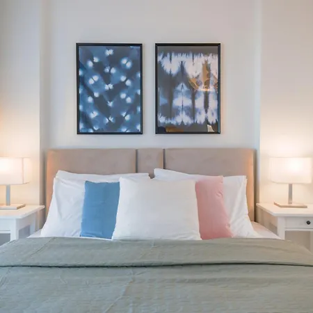 Flat With Balcony 5 Min To Marina شقة *