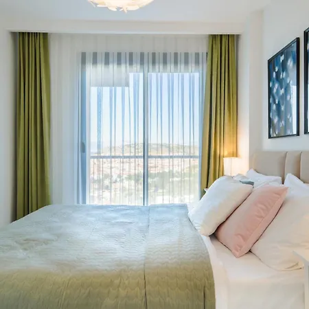 Flat With Balcony 5 Min To Marina شقة