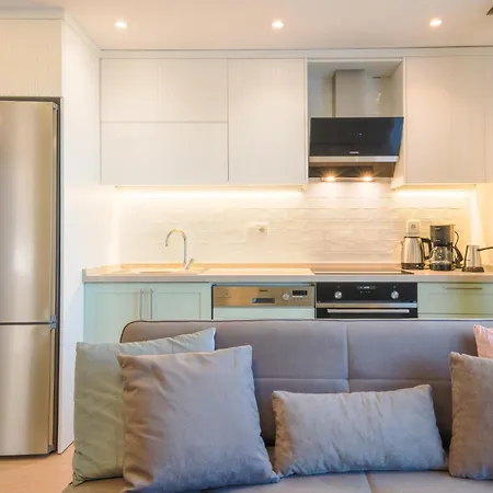 Flat With Balcony 5 Min To Marina شقة *